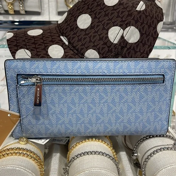 MICHAEL KORS Carson Large Signature Logo Bifold Wallet
Light Sky
NWT - Picture 13 of 16